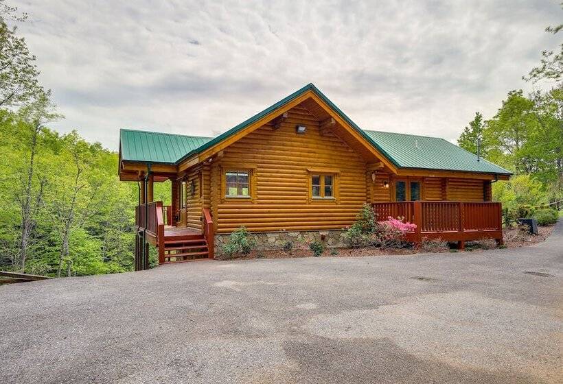 Quiet Gatlinburg Cabin W/ Lookout Decks & Hot Tub!