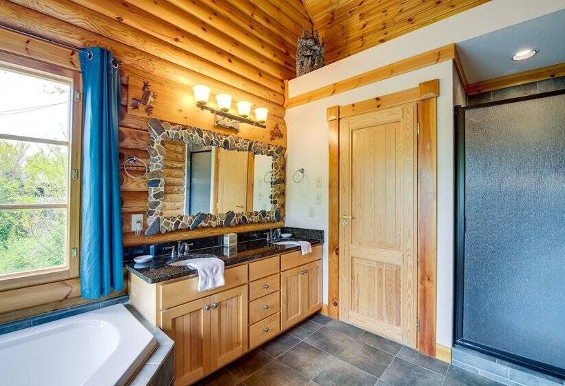 Quiet Gatlinburg Cabin W/ Lookout Decks & Hot Tub!