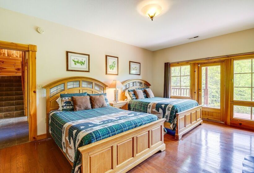 Quiet Gatlinburg Cabin W/ Lookout Decks & Hot Tub!