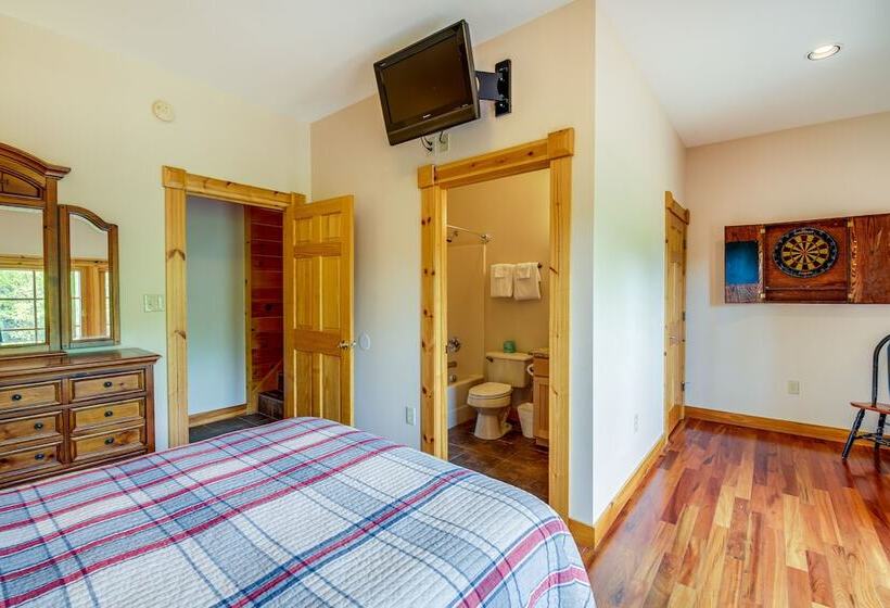 Quiet Gatlinburg Cabin W/ Lookout Decks & Hot Tub!