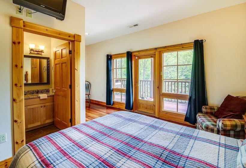Quiet Gatlinburg Cabin W/ Lookout Decks & Hot Tub!