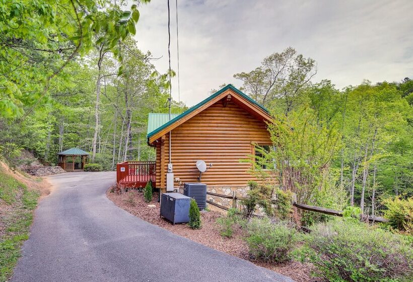 Quiet Gatlinburg Cabin W/ Lookout Decks & Hot Tub!