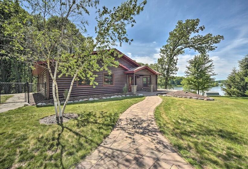 Quiet Lakeside Cabin: Patio & Stunning Views!