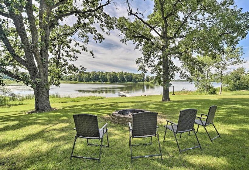 Quiet Lakeside Cabin: Patio & Stunning Views!