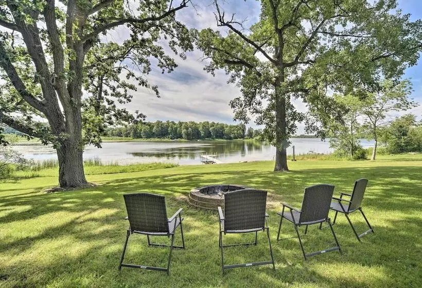 Quiet Lakeside Cabin: Patio & Stunning Views!