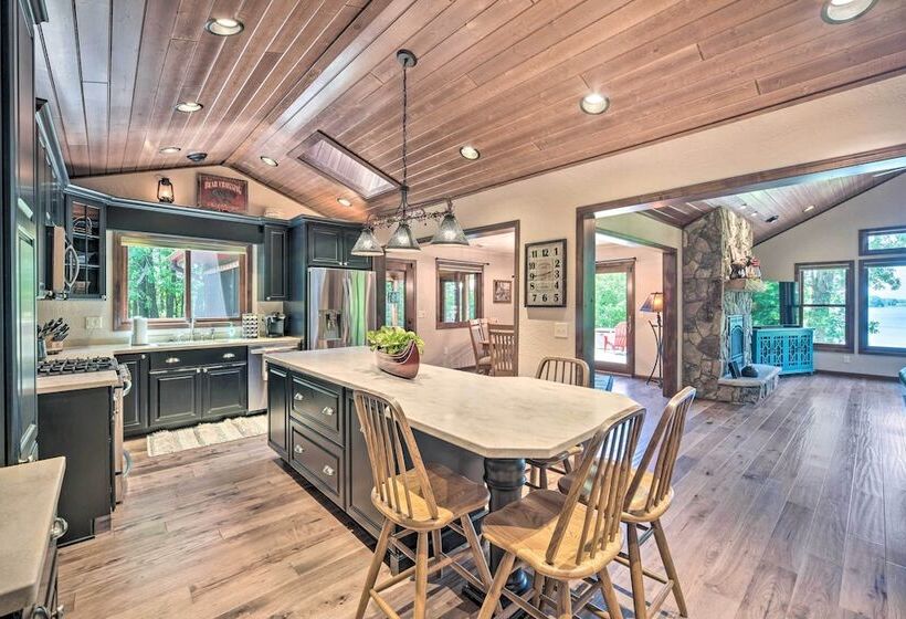 Quiet Lakeside Cabin: Patio & Stunning Views!