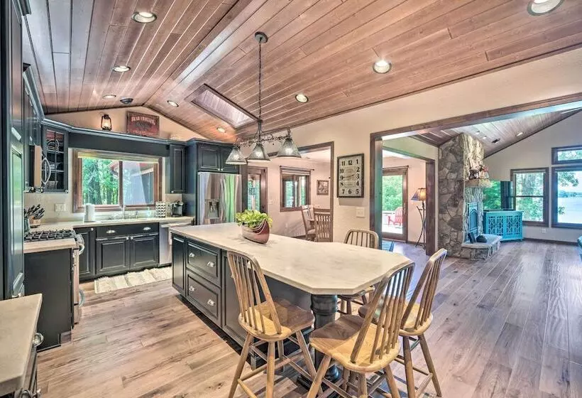 Quiet Lakeside Cabin: Patio & Stunning Views!