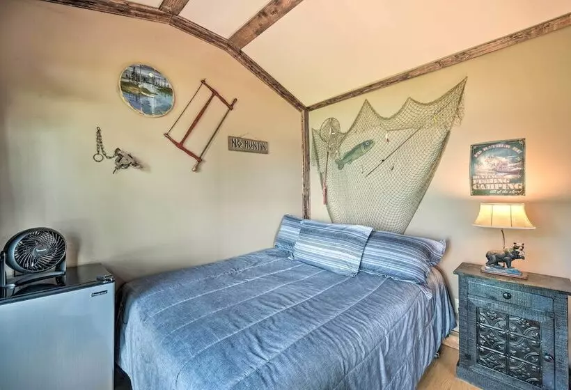 Quiet Lakeside Cabin: Patio & Stunning Views!