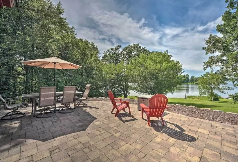 Quiet Lakeside Cabin: Patio & Stunning Views!