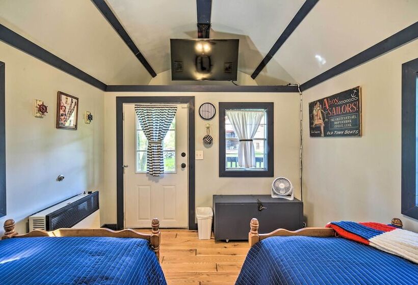 Quiet Lakeside Cabin: Patio & Stunning Views!