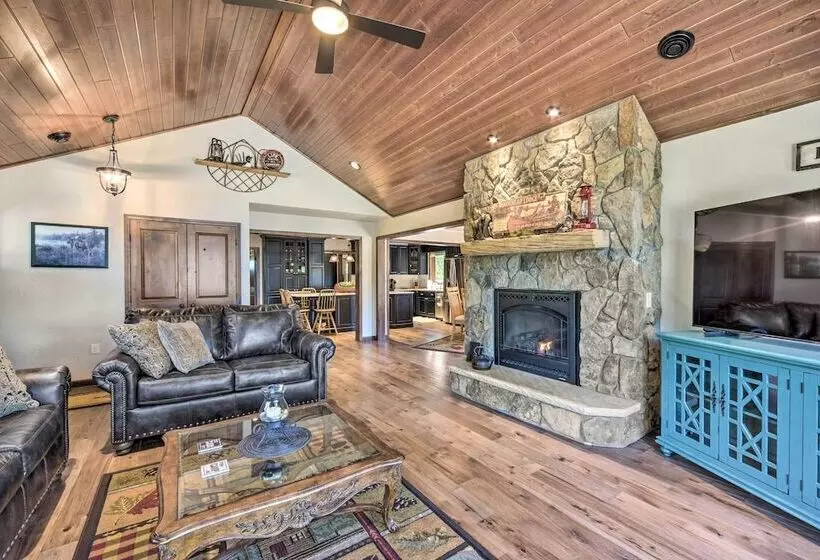 Quiet Lakeside Cabin: Patio & Stunning Views!