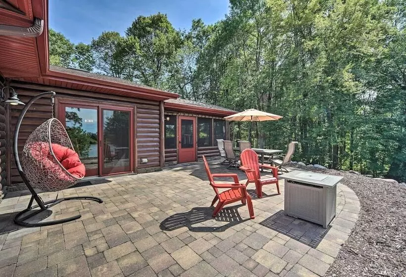 Quiet Lakeside Cabin: Patio & Stunning Views!