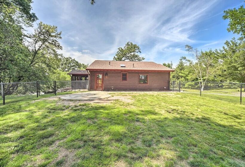 Quiet Lakeside Cabin: Patio & Stunning Views!