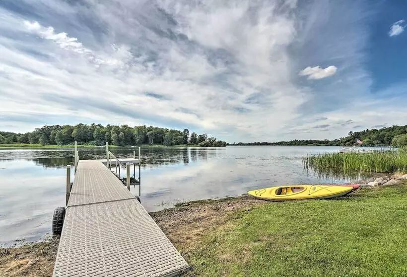 Quiet Lakeside Cabin: Patio & Stunning Views!