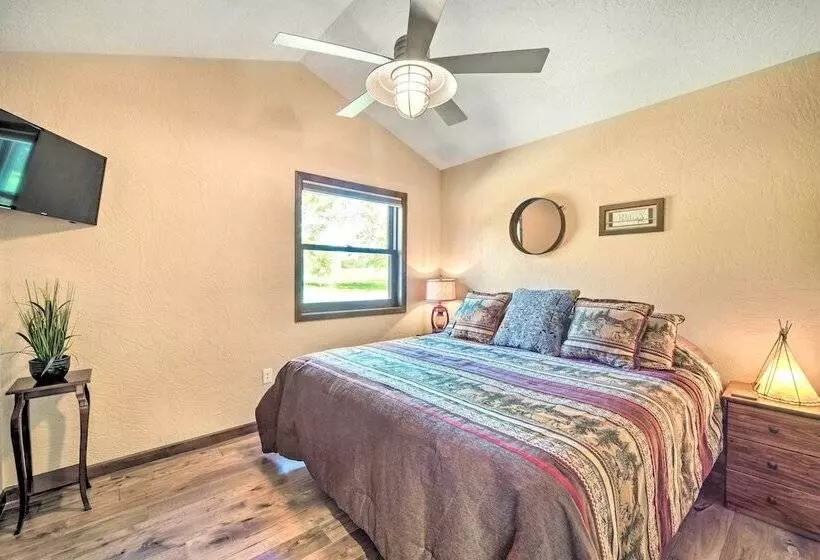 Quiet Lakeside Cabin: Patio & Stunning Views!