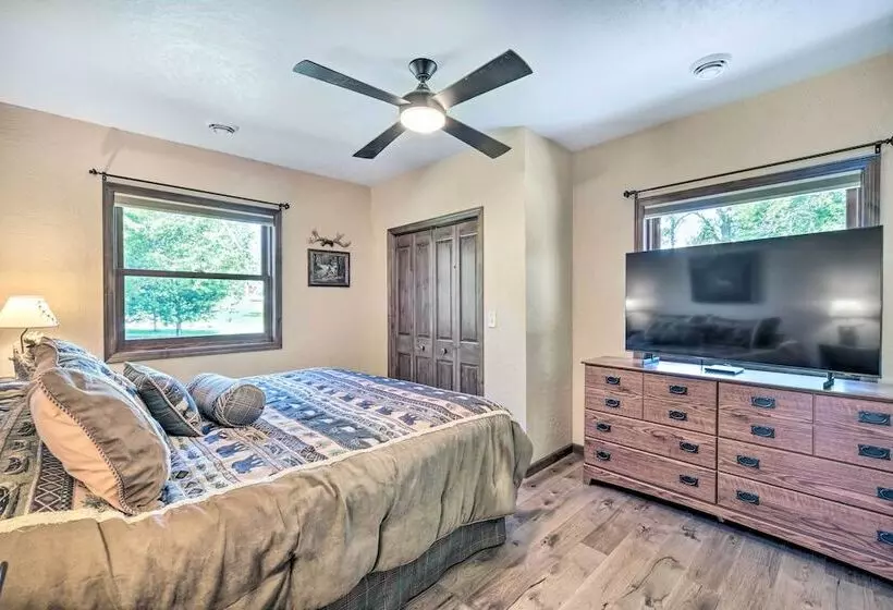 Quiet Lakeside Cabin: Patio & Stunning Views!