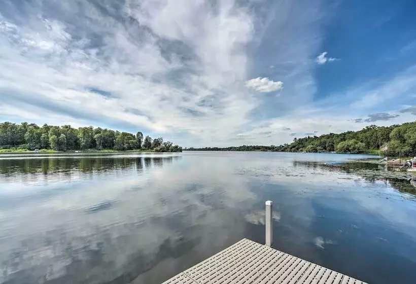 Quiet Lakeside Cabin: Patio & Stunning Views!