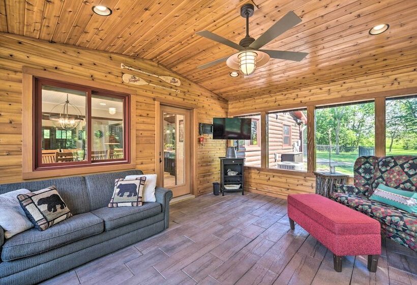 Quiet Lakeside Cabin: Patio & Stunning Views!