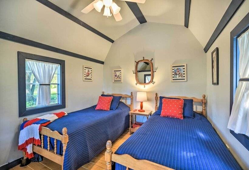 Quiet Lakeside Cabin: Patio & Stunning Views!