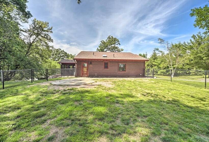 Quiet Lakeside Cabin: Patio & Stunning Views!
