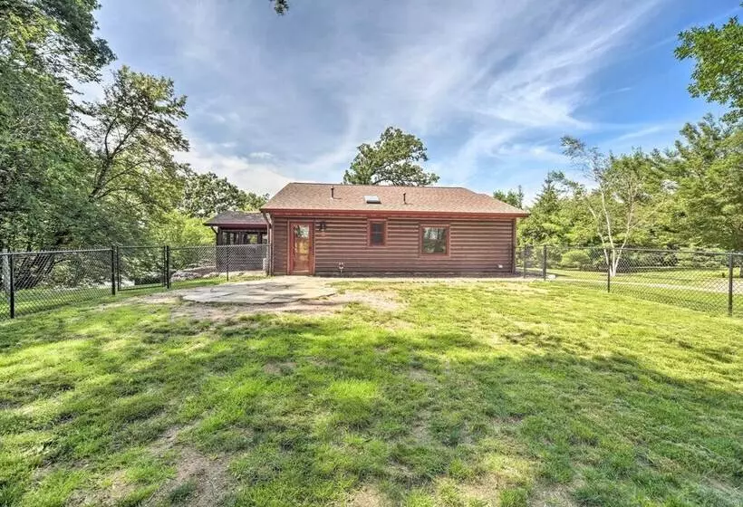 Quiet Lakeside Cabin: Patio & Stunning Views!
