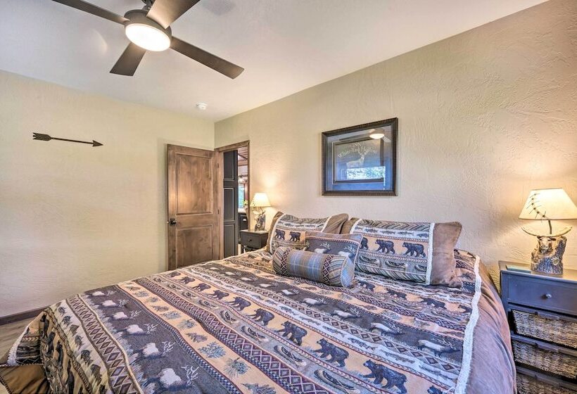 Quiet Lakeside Cabin: Patio & Stunning Views!