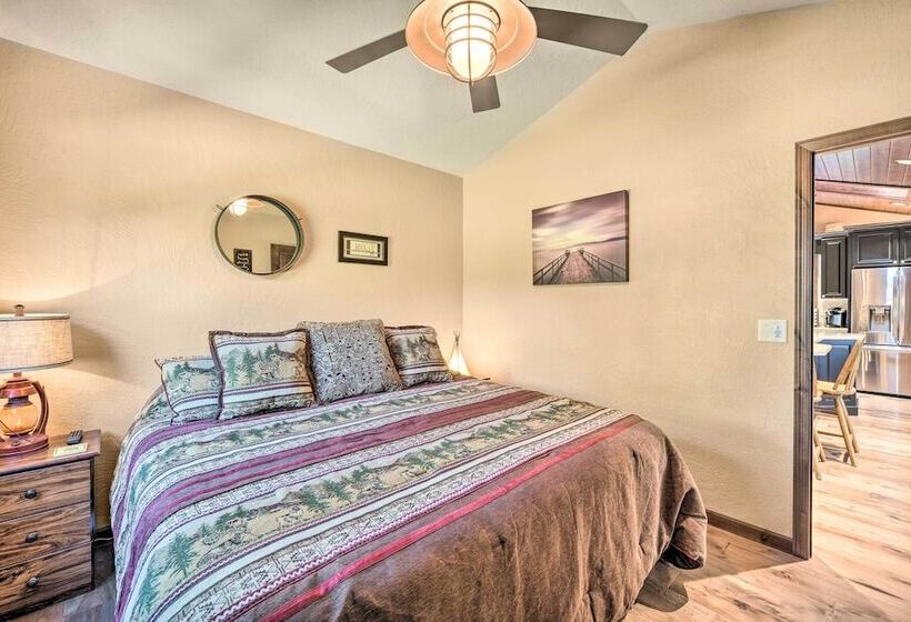 Quiet Lakeside Cabin: Patio & Stunning Views!