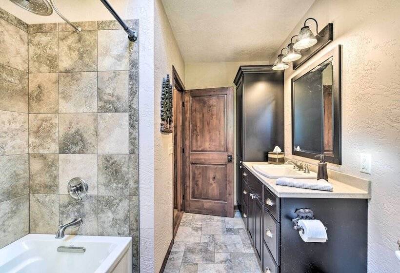 Quiet Lakeside Cabin: Patio & Stunning Views!