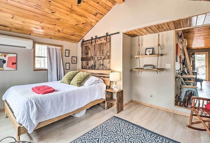 Pocono Home W/ Fire Pit: 1 Mi To State Forest!