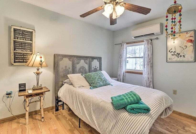 Pocono Home W/ Fire Pit: 1 Mi To State Forest!