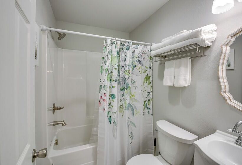 Royal Cabin W/ Fire Pit & Wraparound Deck!