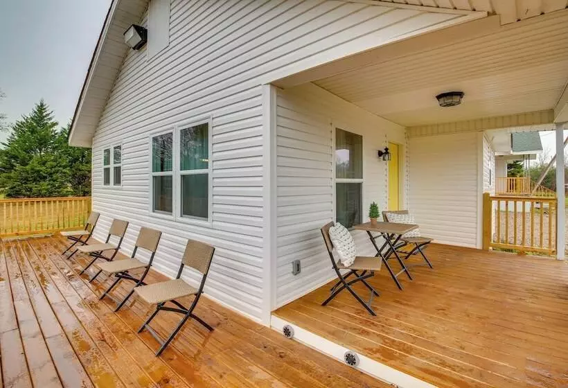 Royal Cabin W/ Fire Pit & Wraparound Deck!