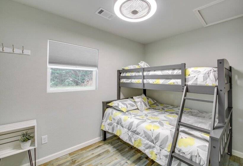 Royal Cabin W/ Fire Pit & Wraparound Deck!