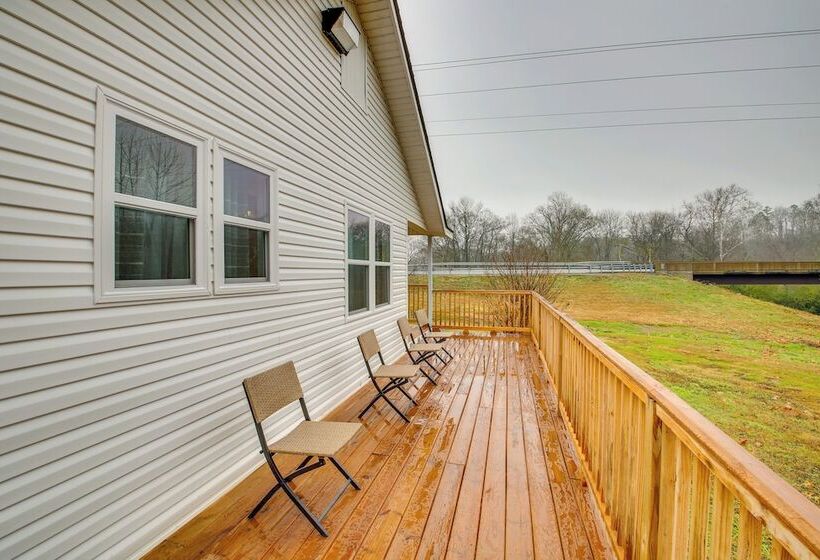 Royal Cabin W/ Fire Pit & Wraparound Deck!