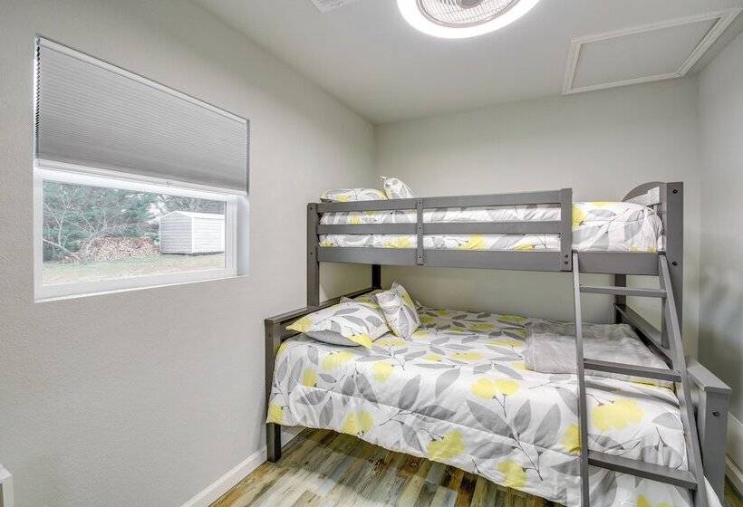 Royal Cabin W/ Fire Pit & Wraparound Deck!