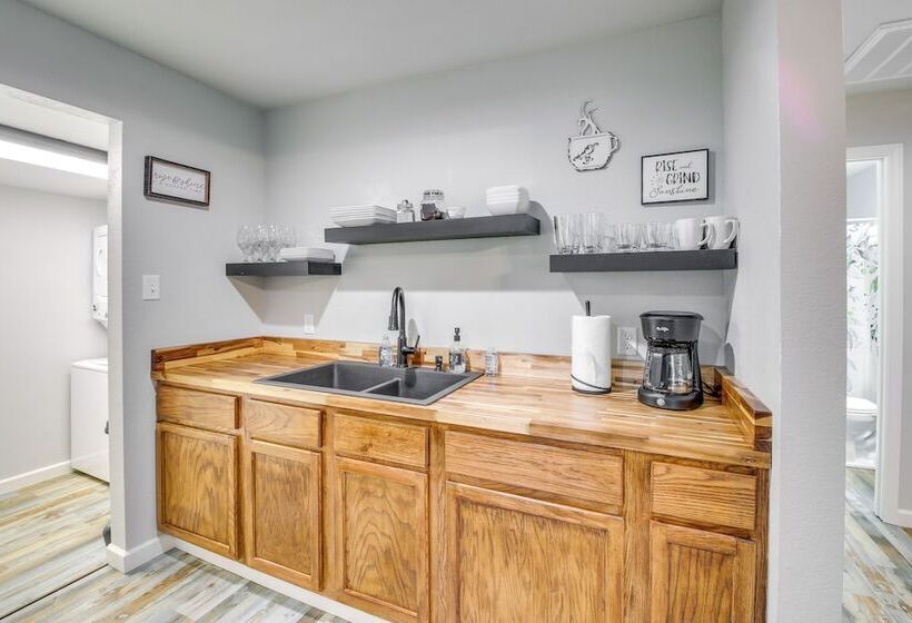 Royal Cabin W/ Fire Pit & Wraparound Deck!