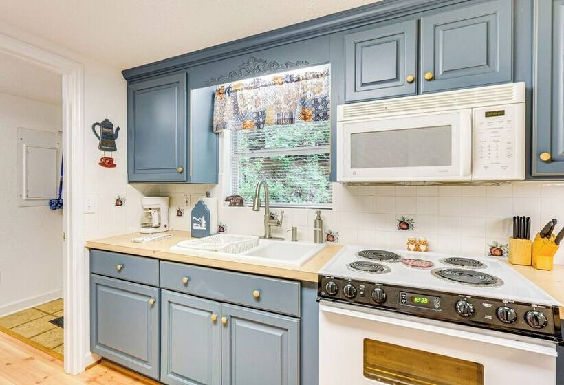 Secluded Cabin W/ Porch   7 Miles To Lake Chatuge!