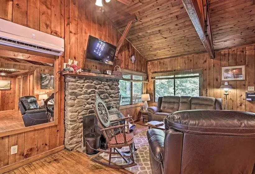 Secluded Stanardsville Cabin W/ 10 Acres & Hot Tub