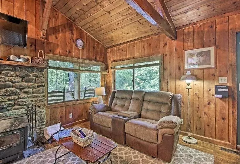 Secluded Stanardsville Cabin W/ 10 Acres & Hot Tub