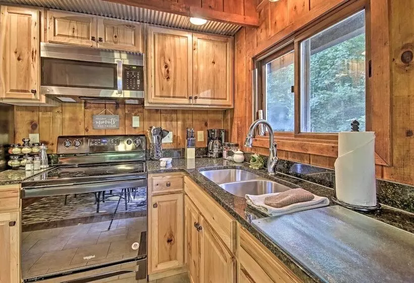 Secluded Stanardsville Cabin W/ 10 Acres & Hot Tub