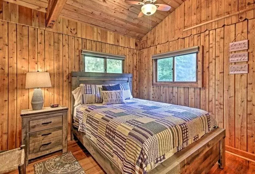 Secluded Stanardsville Cabin W/ 10 Acres & Hot Tub