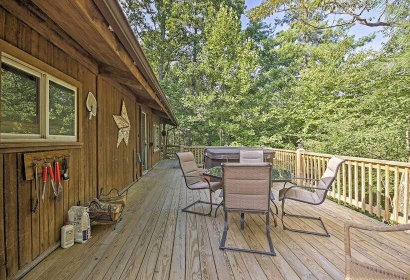 Secluded Stanardsville Cabin W/ 10 Acres & Hot Tub