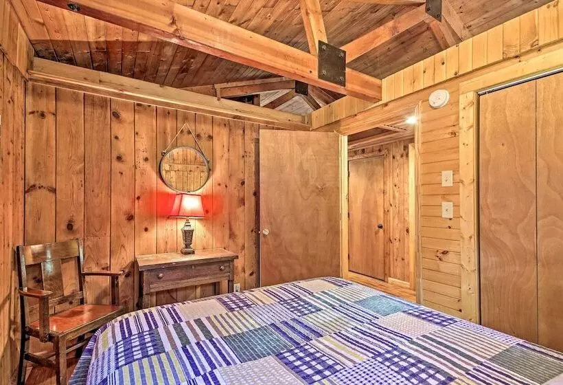 Secluded Stanardsville Cabin W/ 10 Acres & Hot Tub