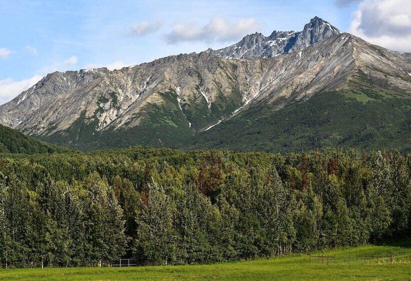 Spacious & Private Home W/ Lazy Mountain View