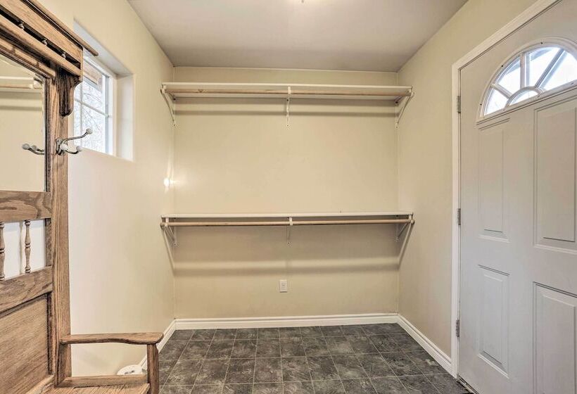 Spacious & Private Home W/ Lazy Mountain View