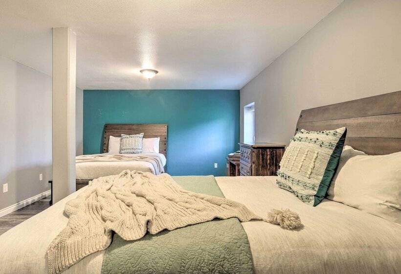 Spacious & Private Home W/ Lazy Mountain View