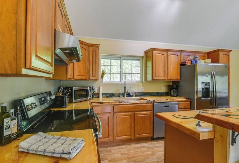 Spacious & Private Home W/ Lazy Mountain View