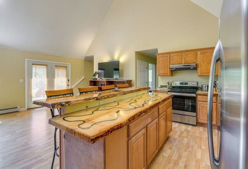 Spacious & Private Home W/ Lazy Mountain View