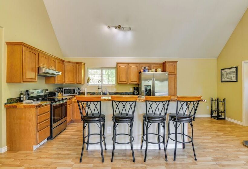 Spacious & Private Home W/ Lazy Mountain View