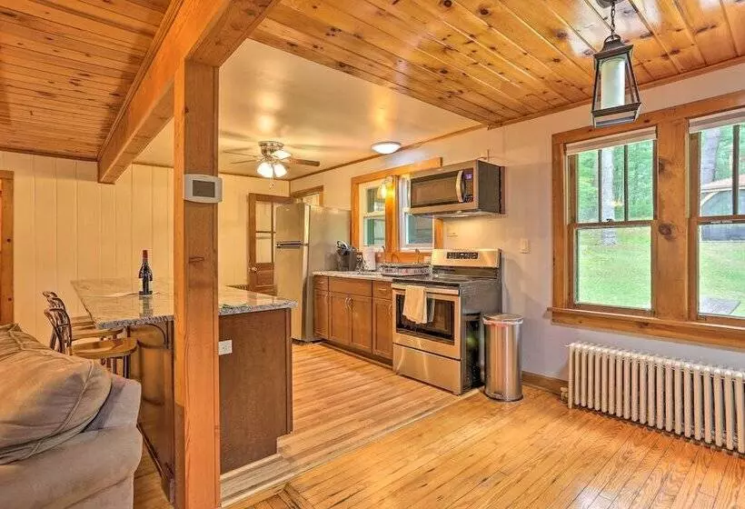 Steps To Lake: Tafton Cottage W/ Fire Pit & Grill